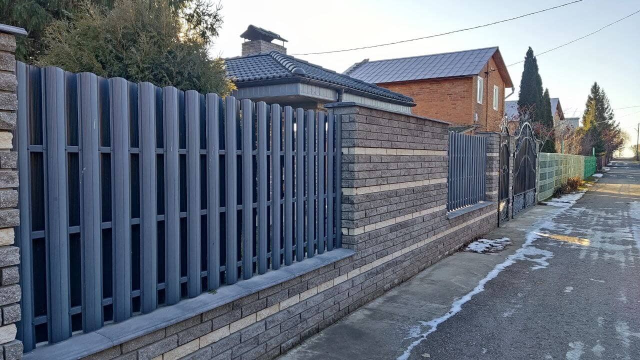 забор из штакетника RAL7024/7024 Серый графит двусторонний фото1 в Кирове