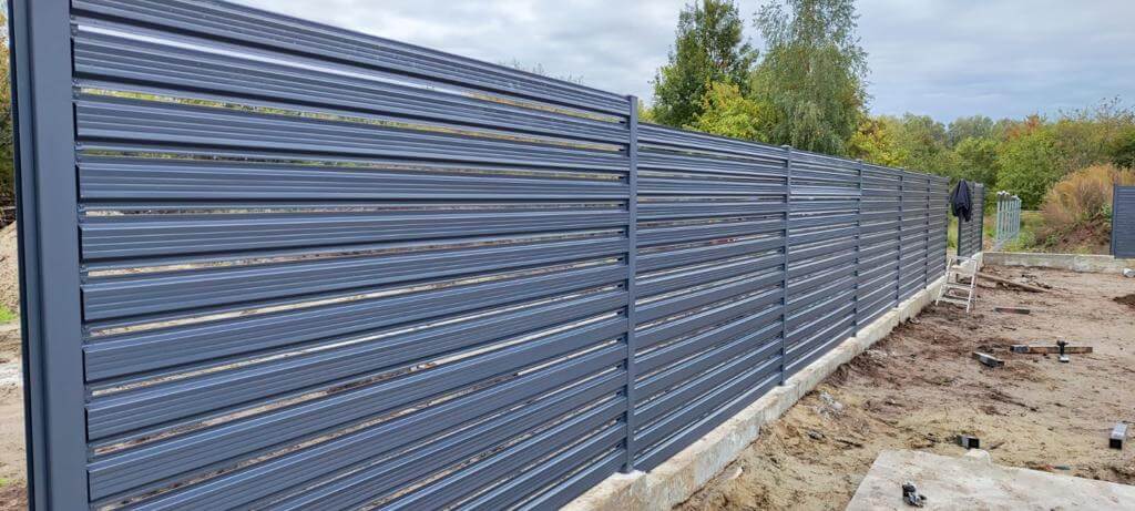 забор из штакетника ral7024/7024 серый графит двусторонний фото8 в Кирове