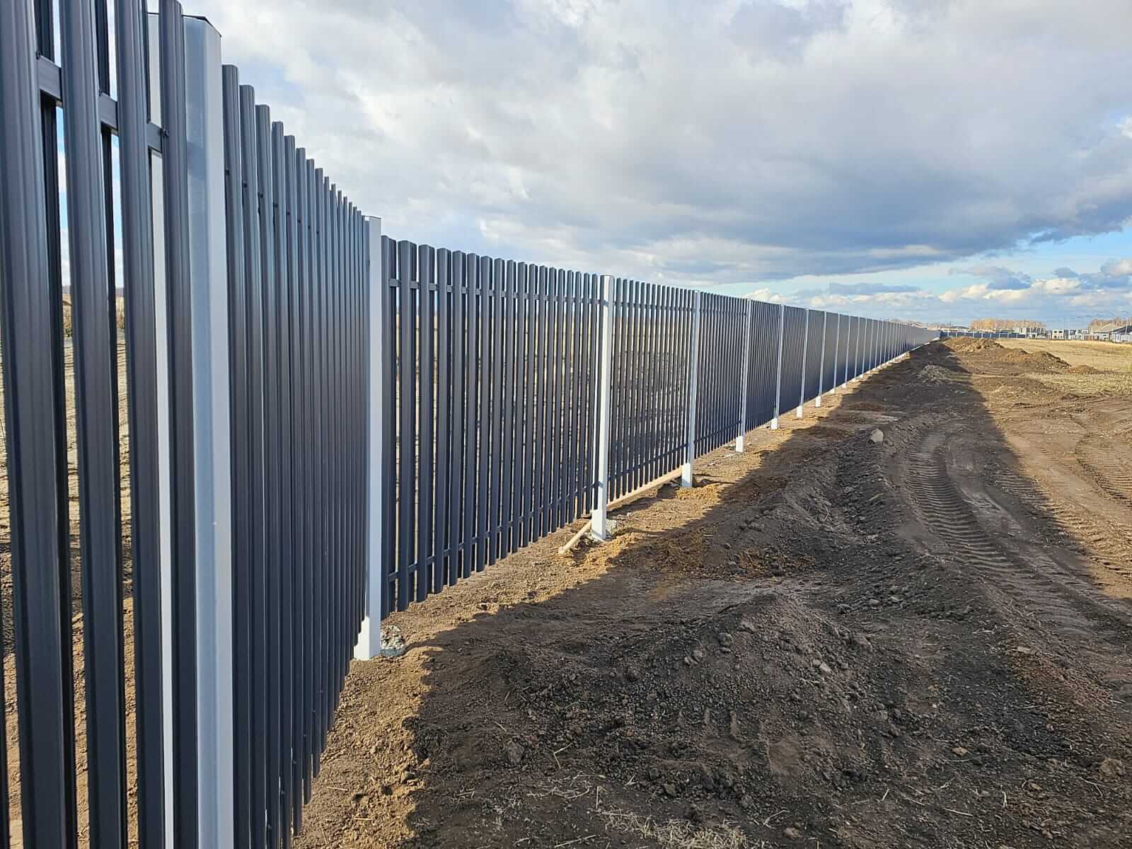 Забор из евроштакетника 234м RAL7024/7024 Серый Графит двусторонний фото 4 в Кирове