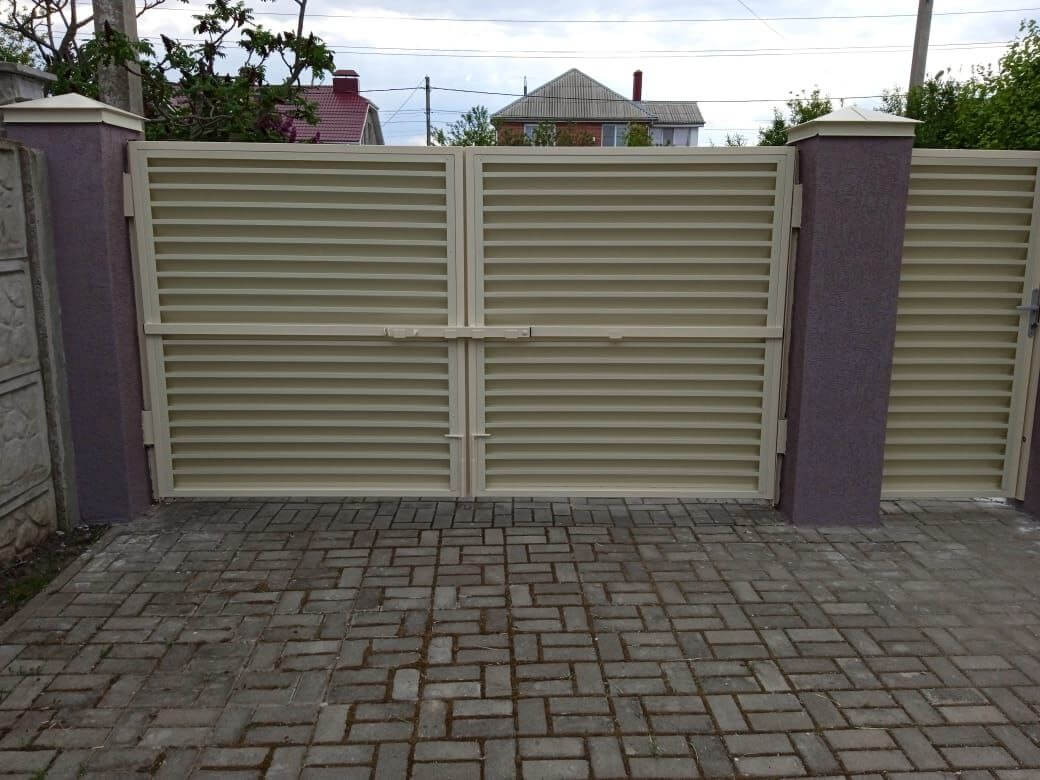 Забор-жалюзи с ламелями ЭКО-Z 10м RAL1015 Слоновая Кость фото 4 в Кирове