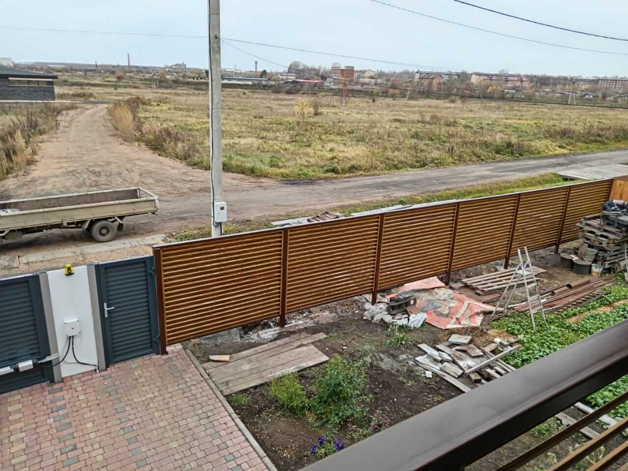 Забор-жалюзи 12м + балконное ограждение из ламелей Еврожалюзи Орех Миланский 3D Принтек фото 2 в Кирове