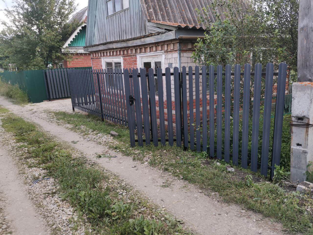 Забор из евроштакетника 7м RAL7024/7024 Серый Графит двусторонний фото 3 в Кирове